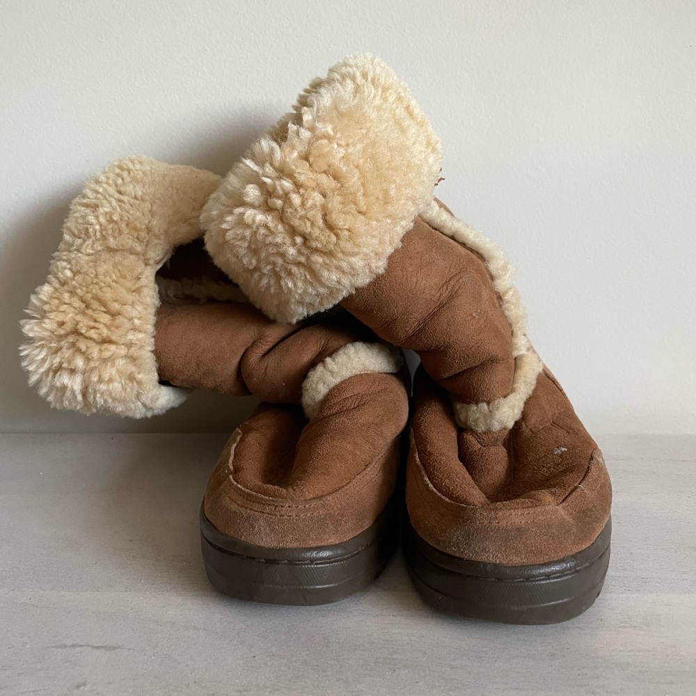 UGG australia
SUNDANCE  #5325
Size 6